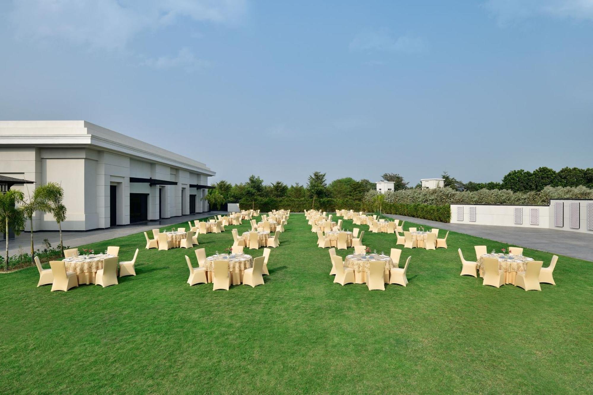 Courtyard By Marriott Gorakhpur Hotel Bagian luar foto