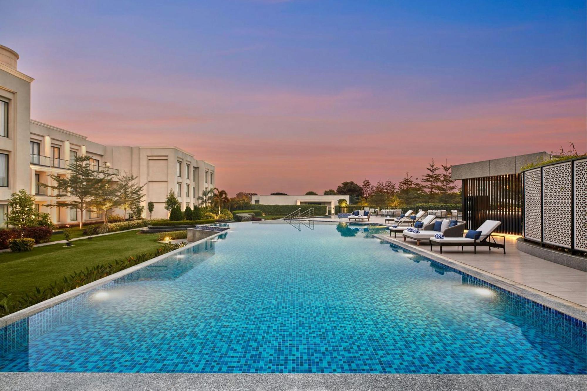 Courtyard By Marriott Gorakhpur Hotel Bagian luar foto
