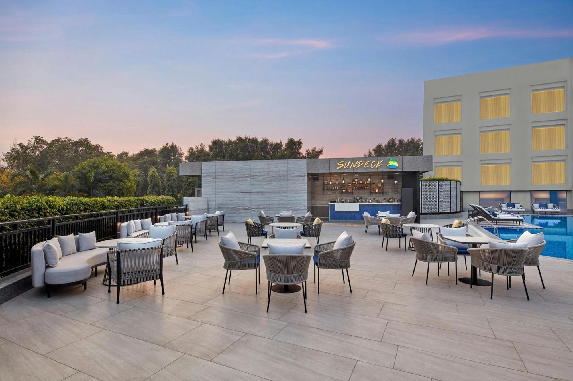 Courtyard By Marriott Gorakhpur Hotel Bagian luar foto